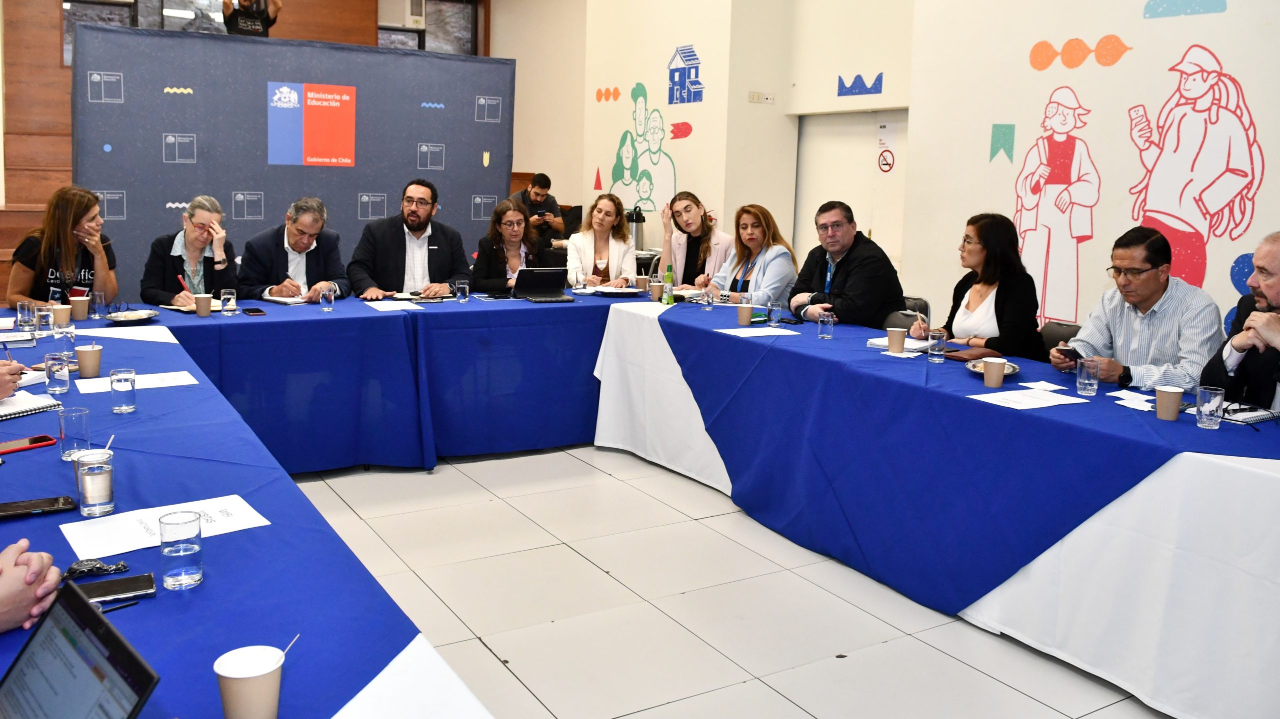 Mesa para el Fortalecimiento de la Matrícula Escolar acordó medidas entre el sector público y privado para aumentar la disponibilidad de cupos en establecimientos vigentes o nueva infraestructura