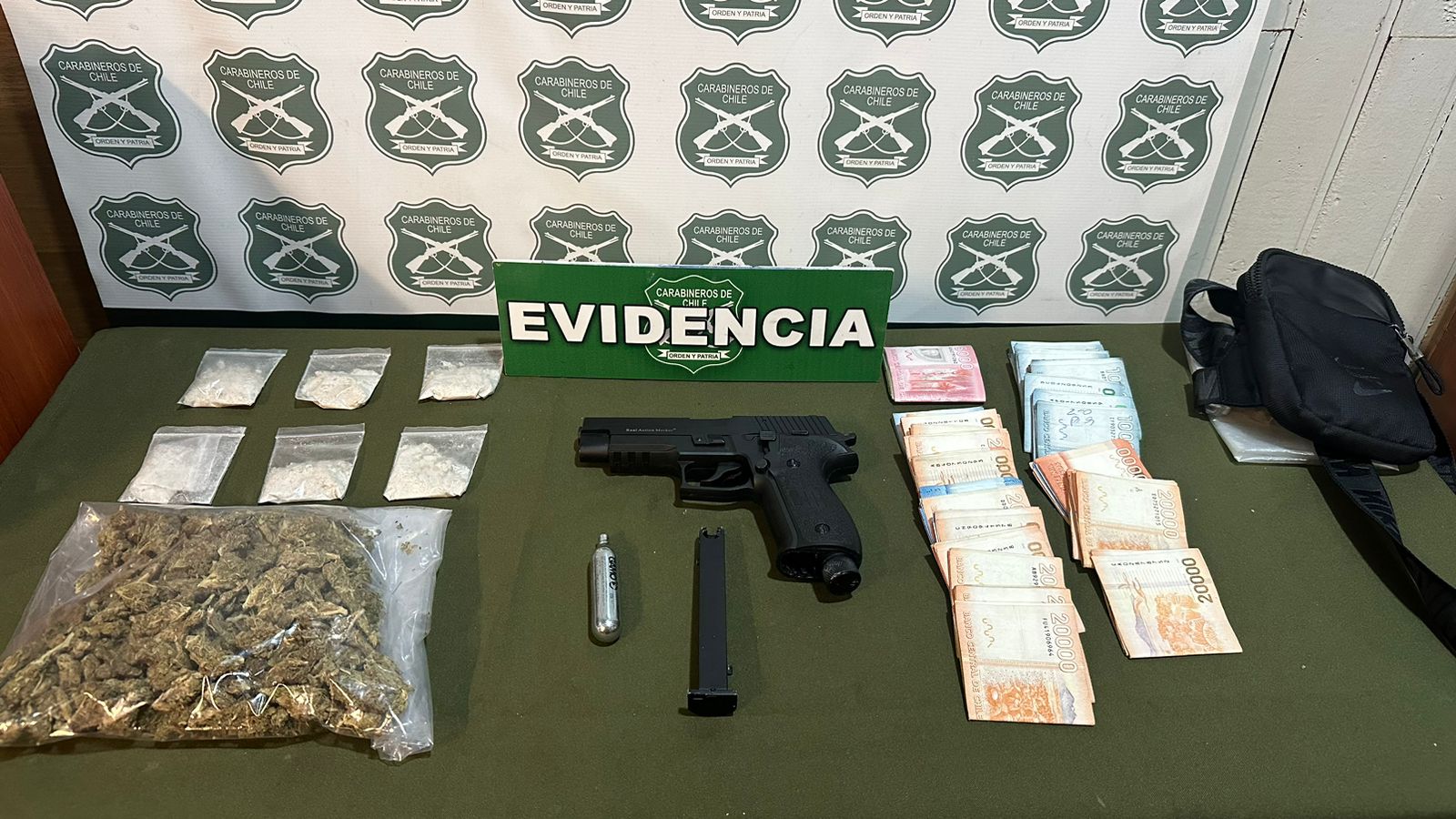 TOME CARABINEROS DE TOMÉ DETUVIERON A UN HOMBRE QUE TRANSPORTABA DROGA Y ARMA .
