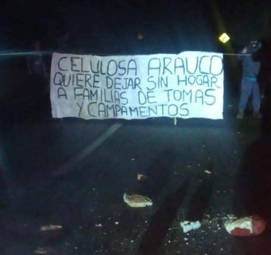 RUTA 160 CORTADA ALTURA COLCURA • MANIFESTANTES ALEGAN CONTRA FORESTAL ARAUCO POR DESALOJO DE TOMAS Y CAMPAMENTOS.