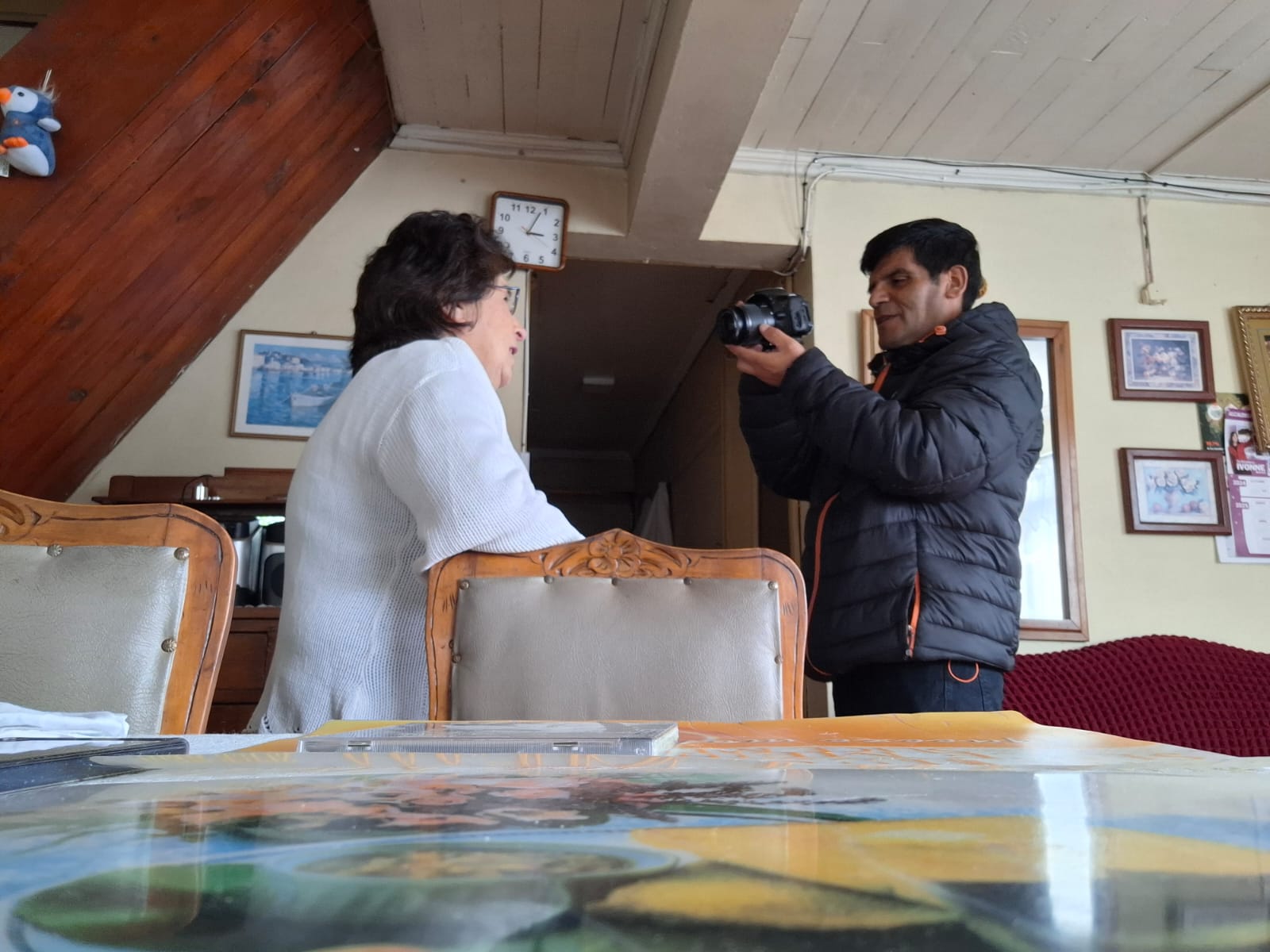 Carmen Mendoza: Cantautora Popular que Teje una Historia de Amor por la Música Chilena y sus Raíces